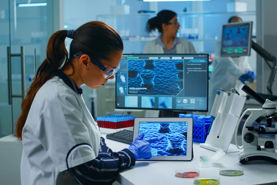 mulher-analisando-com-nanotecnologia1